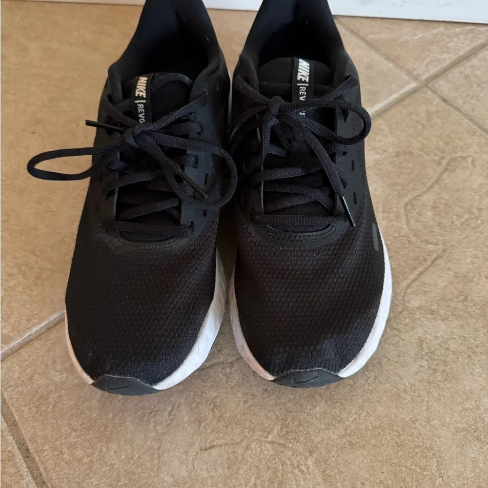 Nike Women's Black and White Running Shoes - Picture 4 of 5